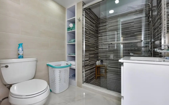 NEW Modern Cozy Studio Walking Distance to Beach