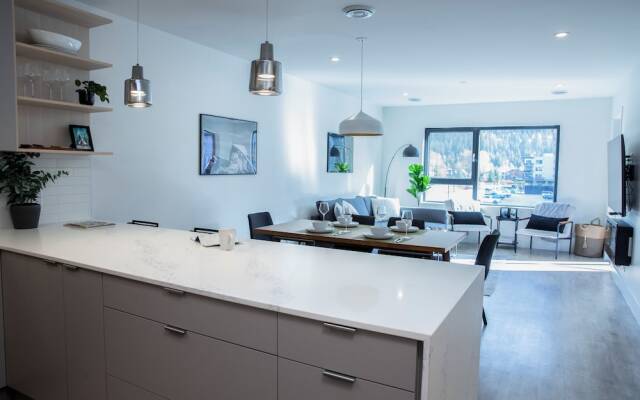 Birdies and Bears by Revelstoke Vacation