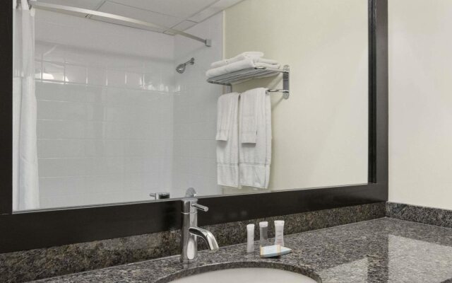 Travelodge Kingston LaSalle Hotel