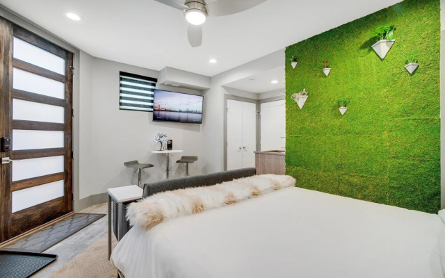 New Build Studio - Walkability to Dining & Drinks!!