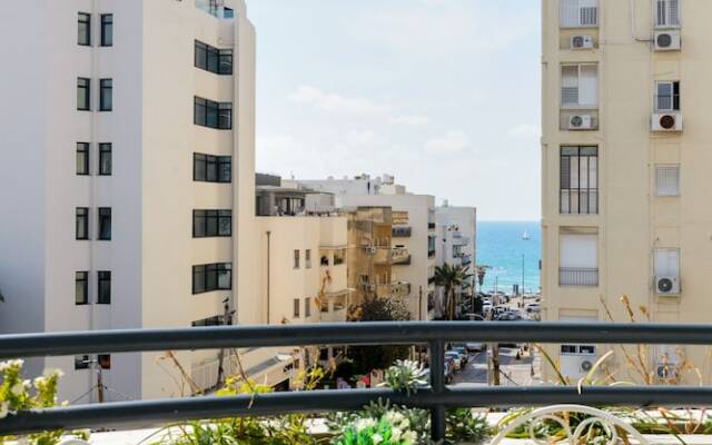 Bauhaus 2BR with Sea View by FeelHome