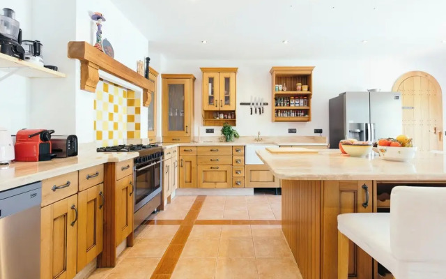 Luxurious 5 Bedroom Villa With Waterfall Closeby