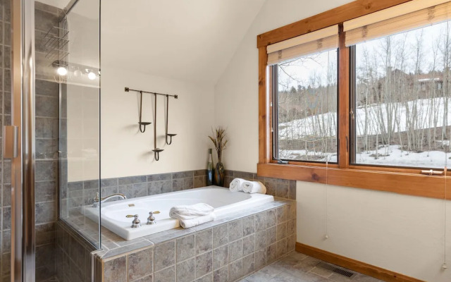 Russell Home by Avantstay Expansive Deck, Stunning Views & Hot Tub!