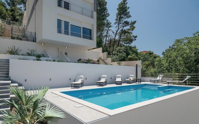 Nice Home in Podstrana with Hot Tub, WiFi & 4 Bedrooms