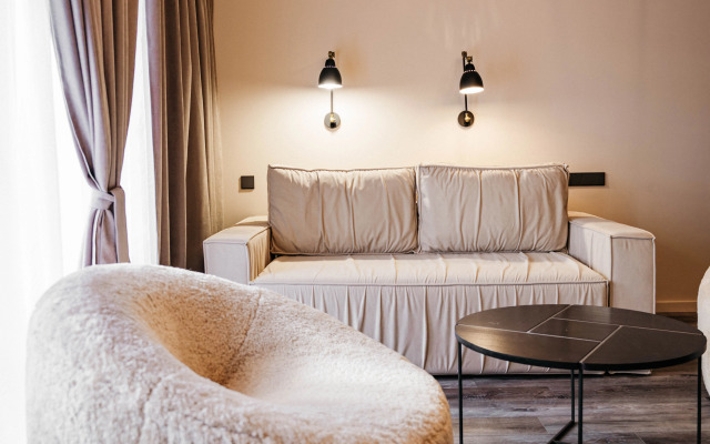 Trekhurovnevye Bezmyatezhnosty Ekho Gor Apartments
