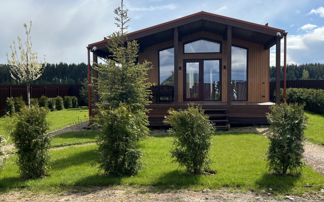 Uyutnyy dom s panoramnymi oknami s vykhodom na terrasu Private house