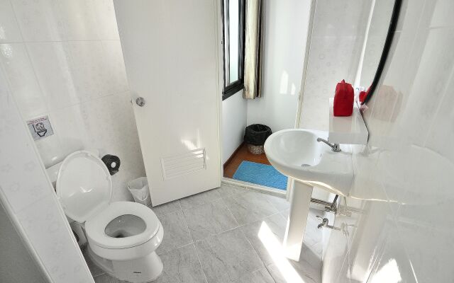 ZEN Rooms Suthisan Hotel
