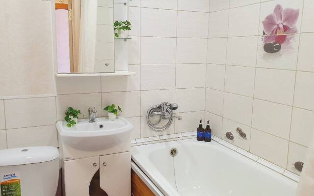 Апартаменты GoldFish на улице Севастопольская 7а 1