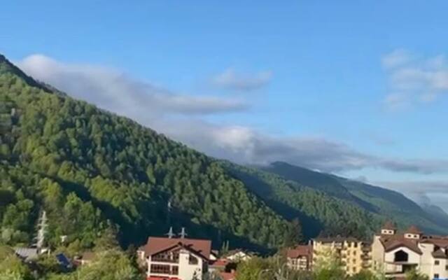S Balkonom U Podnozhiya Khrebta Aibga Apartments