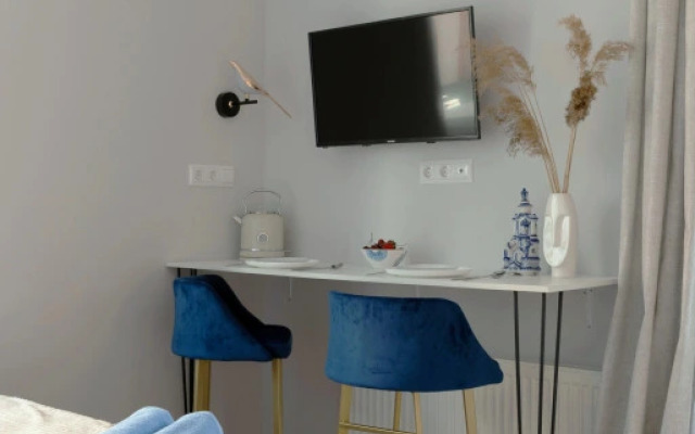 Стильная интерьерная студия 4flats Гжель в Адмиралтейском районе рядом с метро Московские ворота в ЖК Галактика Премиум для отпуска и командировки