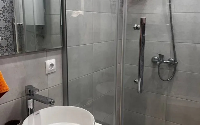 Semeynaya Studiya u Reki Kvatro Flat