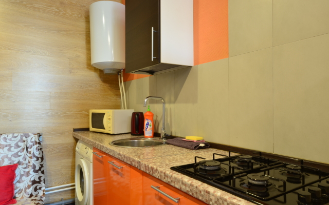 Na Naberezhnoy Na 9 Chelovek Flat