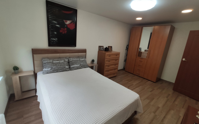 Tryokhkomnatnaya Na Semyonovskom Ozere Flat
