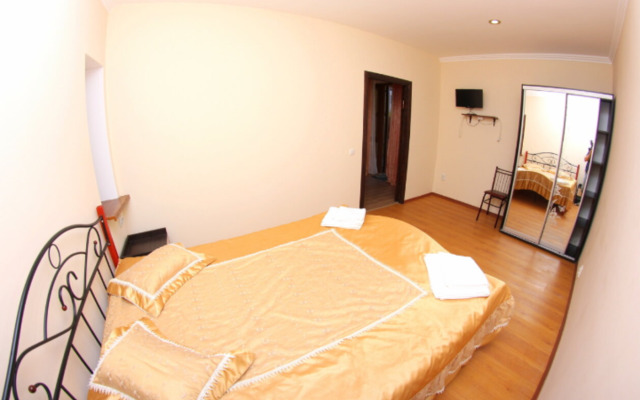 V Gostevom Dome ochag Living quarters