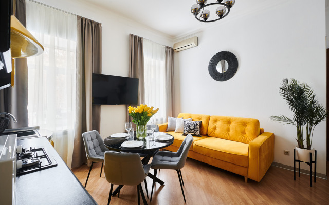 GM YArkaya Trekhkomnatnaya u Krasnoj Ploshchadi Apartments