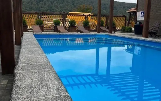 S baney i basseynom Private house