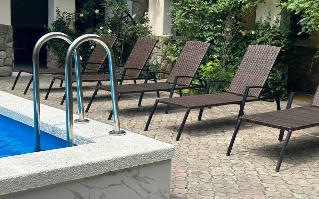 Come Inn na Klenovoy Guest House