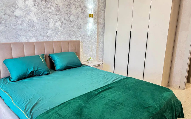 Ryadom S Naberezhnoy Flat