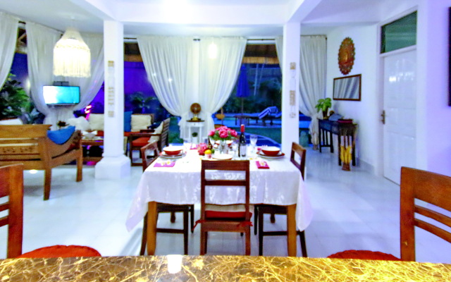 White 3BR in Seminyak Villa