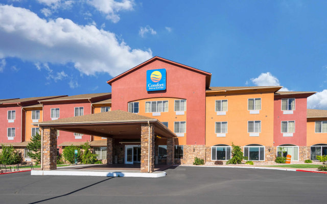 Отель Comfort Inn & Suites