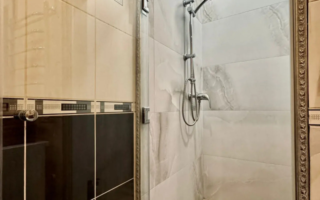 Belaya Trekhkomnatnaya Kvartira u Vokzala Apartments