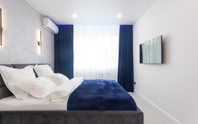 Tryohkomnatnyj Lyuks, centr, ploshchad' Pobedy, CHernyahovskogo 10A, Kolibri#10A Apartments