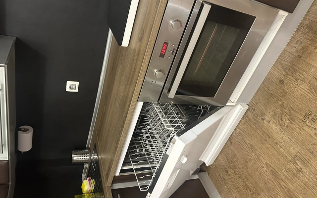Yevrodvushka Poema-Apart Na Yesenina Flat