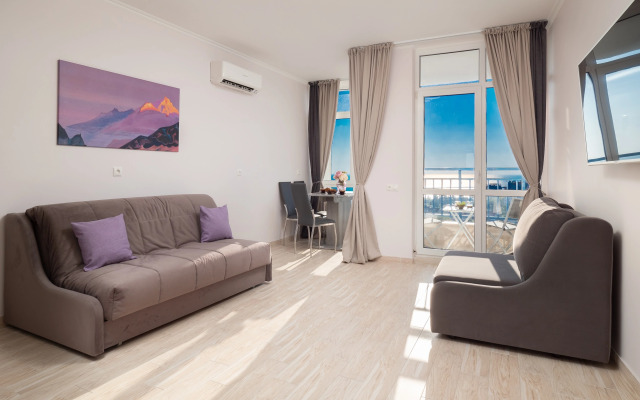 S Vidom Na More I Gorod Ryadom S Dendrariem Flat