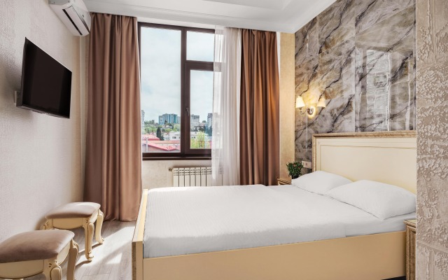 Odin Voznesenskiy Apartments