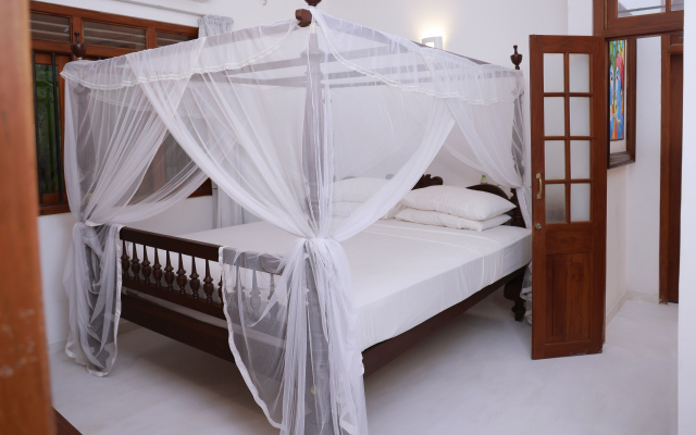 South Point Surf House - 5 bedrooms sleeps 14 Villa