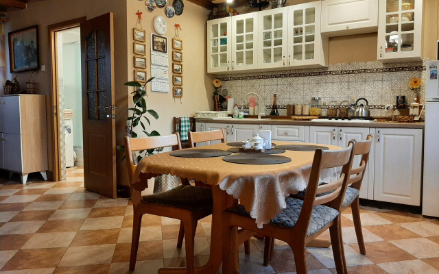Listya Travyi Guest House