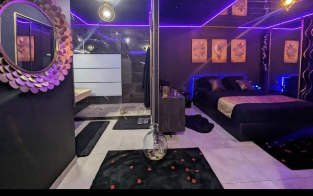 La Gold Room Apartments