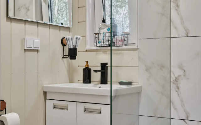 Частный дом с сауной, детской и спортивной площадкой