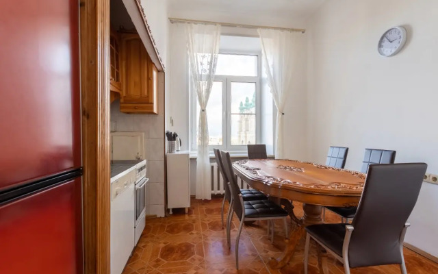 Lyuks s balkonom i vidom na Arbat Apartments