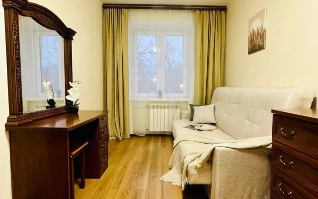 Uyutnaya 3-Kh Komnatnaya U Metro Akademicheskaya Flat