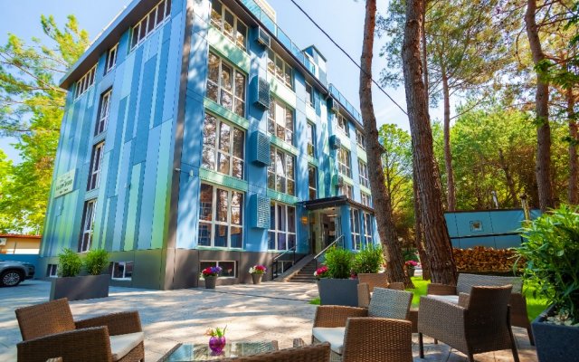 Grejs Kaliforniya 3* Hotel