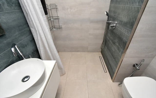 2-K v Novostroyke, Ulitsa Amiryana, Am2614 Flat