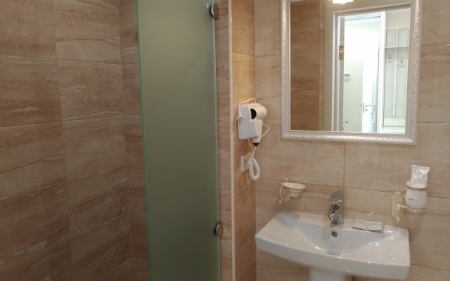 8 Avenyu Hotel
