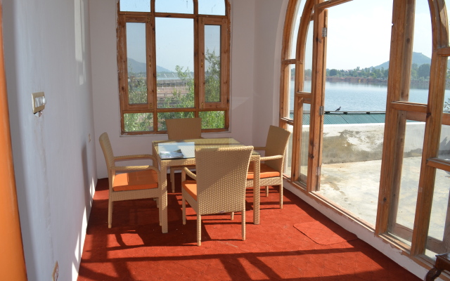 Chinar Bay Hotel