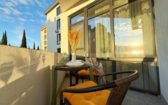 Апартаменты с балконом. 3 минуты до пляжа. Для четверых гостей.