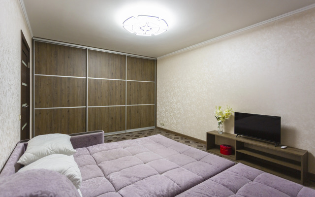 Uyutnaya okolo metro s kuhnej i balkonom Flat