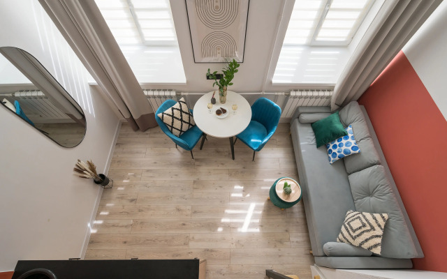 Апартаменты Яркая Двухуровневая студия в центре