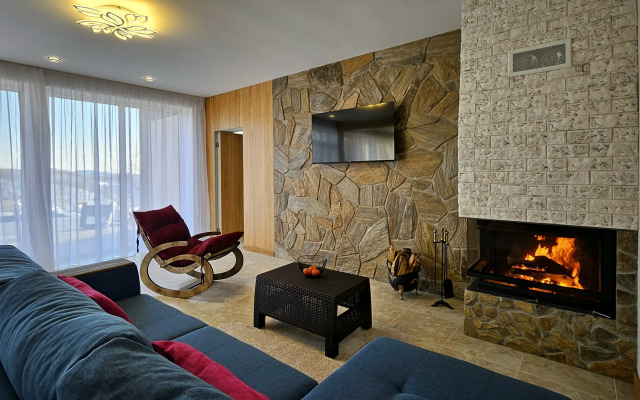 Dom s Basseynom i Plyazhem v sele Andreevka Chalet