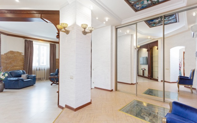 Апартаменты Люксовые апартаменты 2 спальни два санузла на Независимости 13