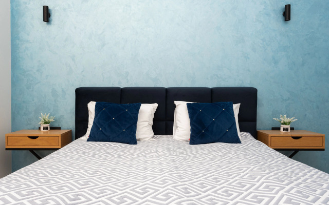 Квартира с Мансардными Окнами и Видом на Море