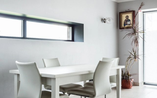 Частный дом cтильный уютный с камином на берегу реки