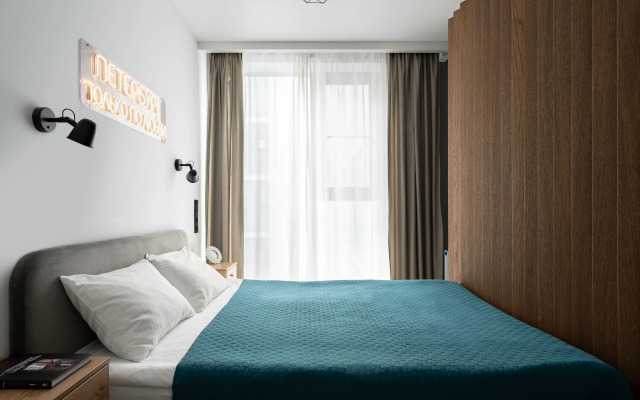 Ryadom S Ploschadyyu Aleksandra Nevskogo Apartments
