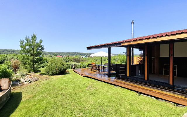 Гостевой Дом с кораблем на берегу реки