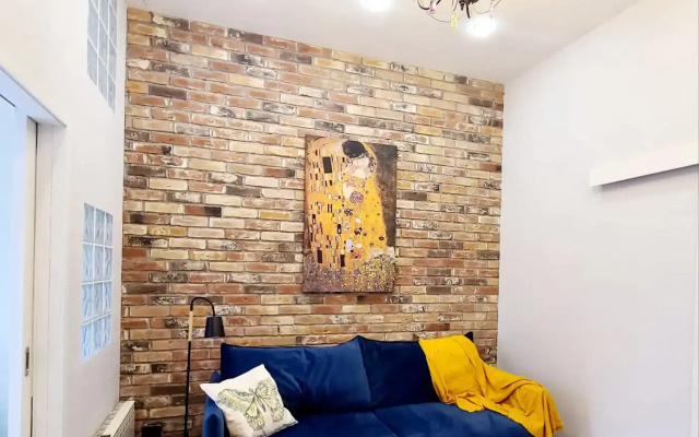 Апартаменты на Большом 13 Два Окна в Спальне