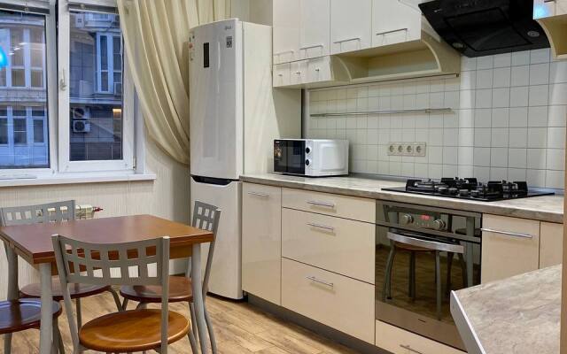 S dvumya spalnyami i balkonom Ajax Na Tyulpanov 41 Apartments